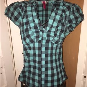 Medium but would fit a s/m best zips up side